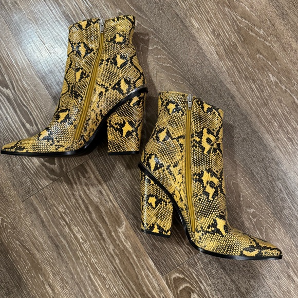 Steve Madden Rarely Yellow Snakeskin Pattern Ankle Booties - Picture 2 of 8